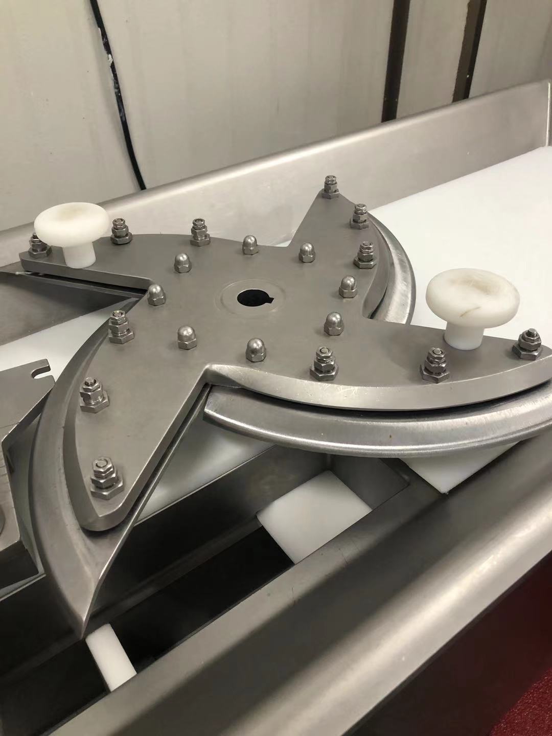 The sausage-making machine will be thoroughly cleaned after every manufacturing